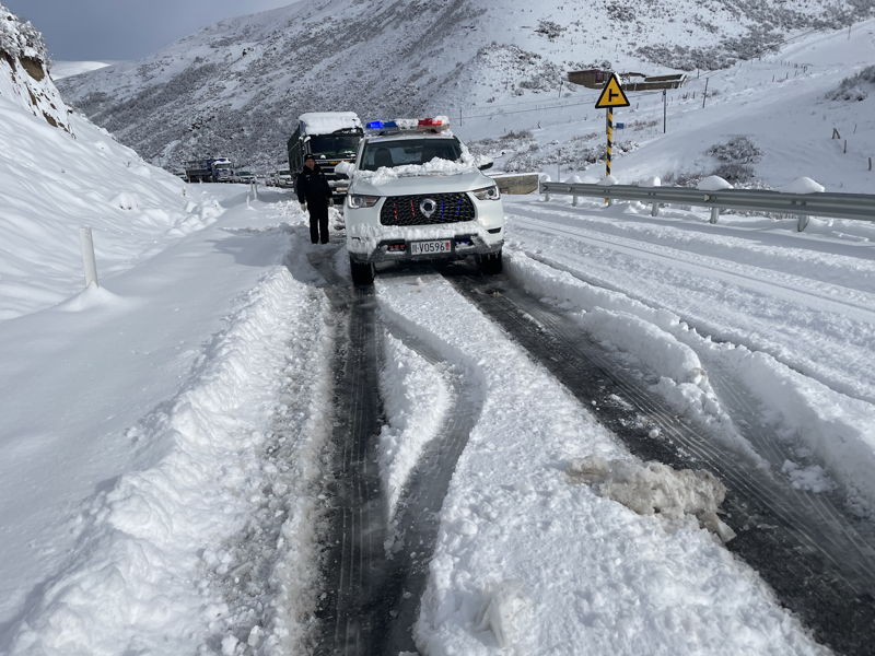 德格大雪封路民警自制扫雪“神器”