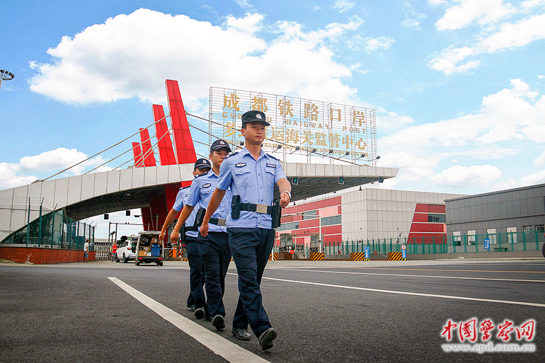 成都青白江公安中欧班列成都平安开行的守护者