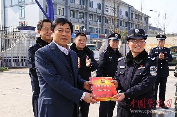 公安部人事部训练局副局长黄润诚向基层民警致慰问信(中国警察网消息)