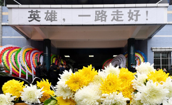 致敬英雄苍溪民众自发悼念李雨阗