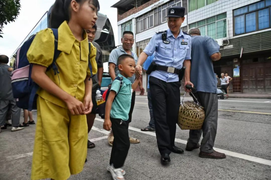 广安：阳光下的守护：千里护航“小候鸟”